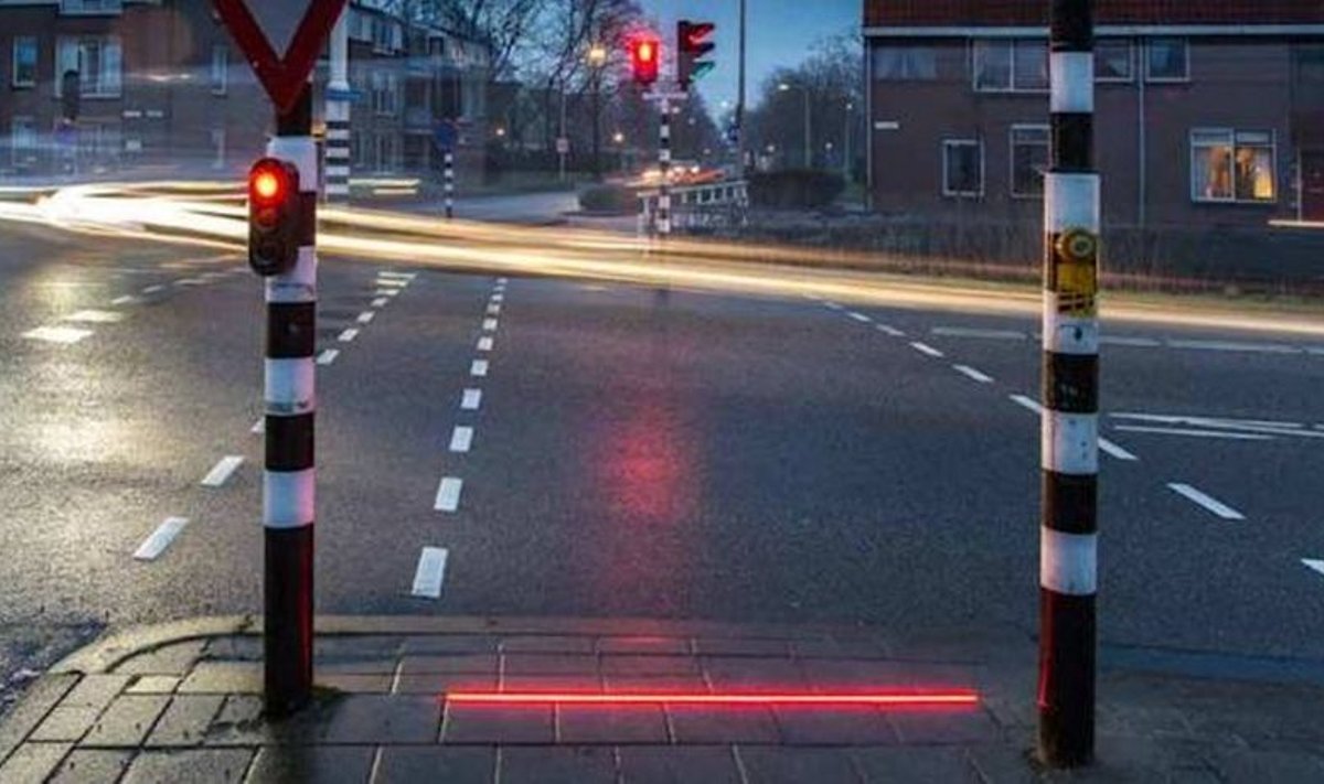 Nyderlanduose įrengtas šviesoforas negalintiems atplėšti akių nuo telefono