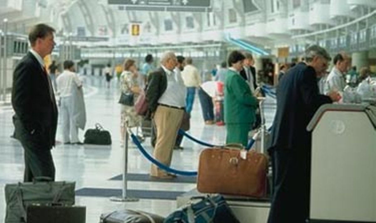 Oro uoste laukiama su lagaminais