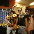 „Warriors“ šėlsmas: šampanas už 200 tūkst. dolerių, S. Curry cigaras ir netikęs K. Duranto alus