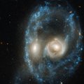 „Hubble“ kosmose užfiksavo unikalų vaizdą: tai lyg dvi mus stebinčios nežemiškos būtybės akys