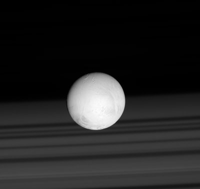 Saturno palydove Encelade aptikti visi šeši gyvybei būtini elementai.
