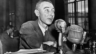 Nepavydėtinas atominės bombos kūrėjo Oppenheimerio likimas: šlovę ir pripažinimą pakeitė žlugimas