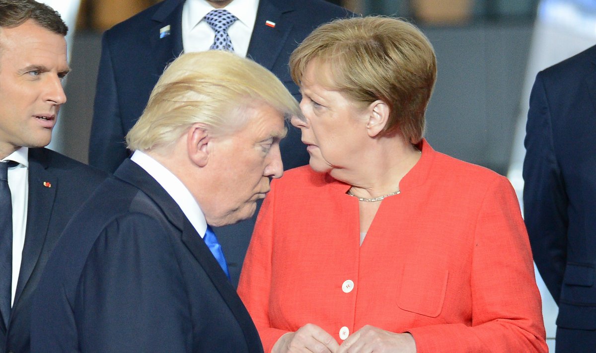 (iš kairės) Prancūzijos prezidentas E. Macronas, JAV prezidentas D. Trumpas ir Vokietijos kanclerė A. Merkel