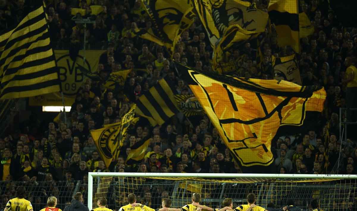 Dortmundo “Borussia“ žaidėjai džiaugiasi pergale su sirgaliais