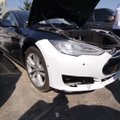 Apgavo net automobilių perpardavėjus: JAV aukcione nusipirkta „Tesla“ virto milžiniškais nuostoliais