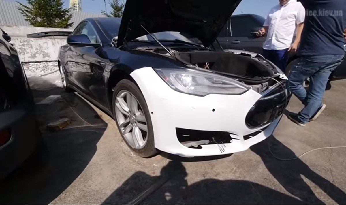 Ukrainiečių JAV aukcione įsigytas "Tesla Model S"