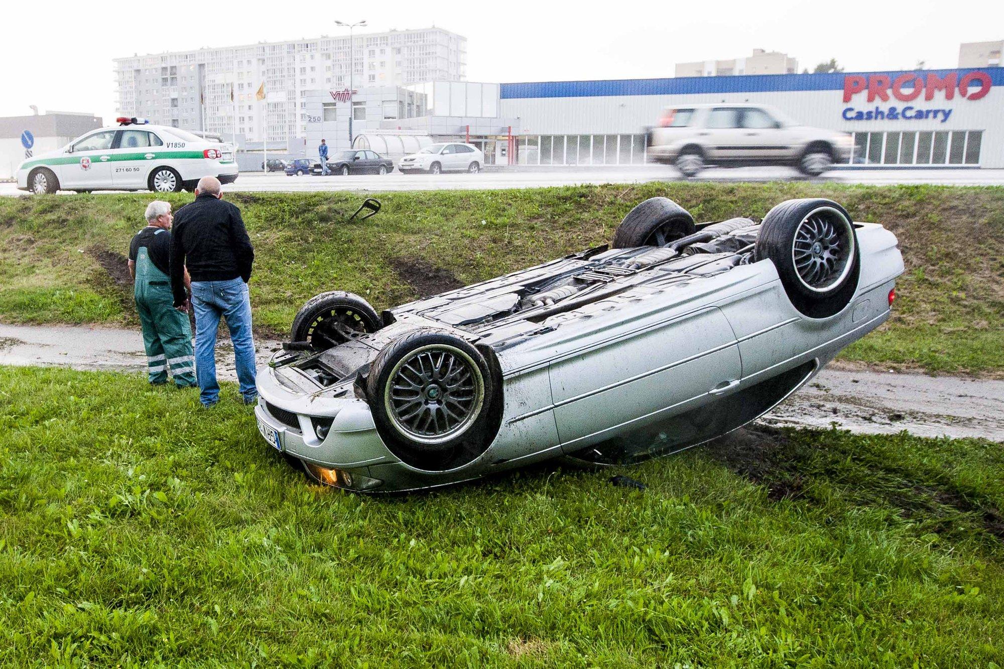 В Вильнюсе перевернулся BMW, в котором ехали молодой человек и девушка -  Delfi RU