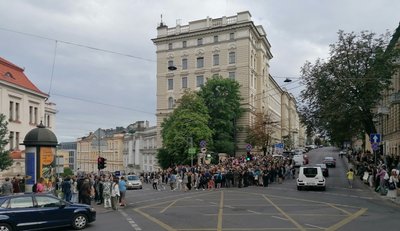 Medžių gynėjų mitingas Vilniaus J. Basanavičiaus ir Mindaugo gatvių sankirtoje liepos 19 d. (A. Žickio nuotr.)