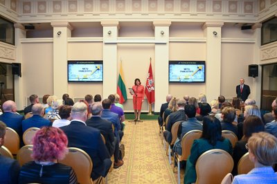 Nacionalinio konkurso „Metų pameistrys 2022“ globėja Lietuvos pirmoji ponia Diana Nausėdienė sveikina renginio dalyvius. 