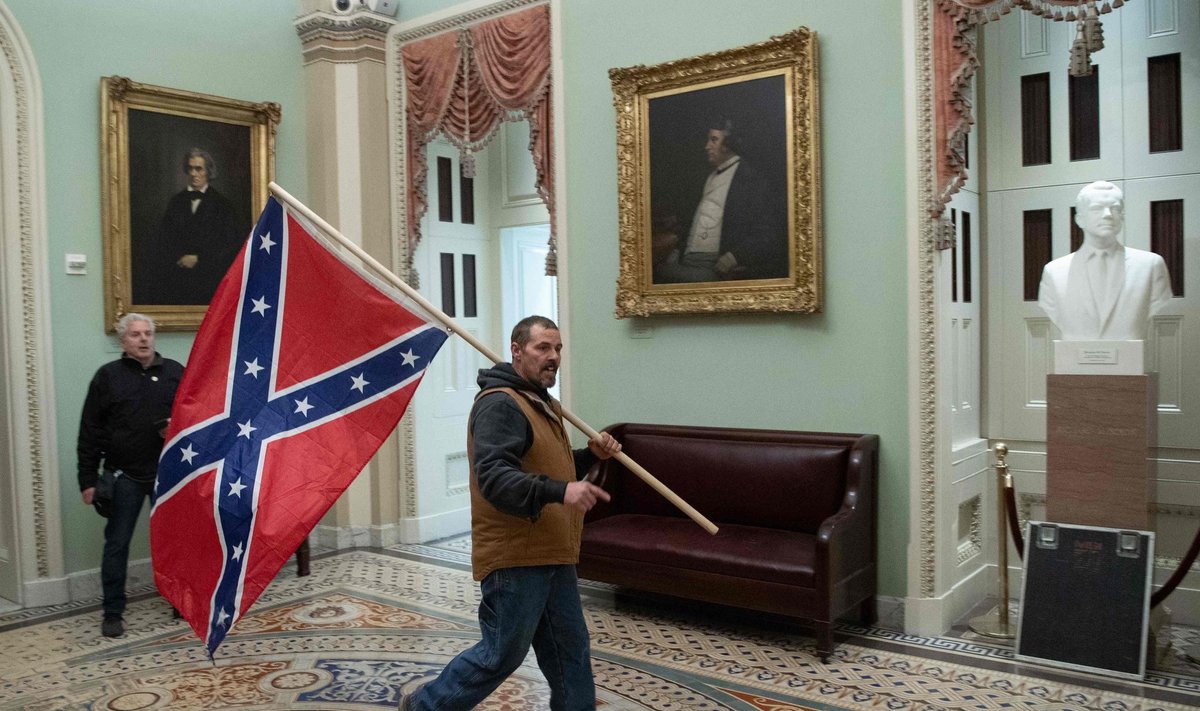 D. Trumpo rėmėjas su konfederatų vėliava JAV Senate
