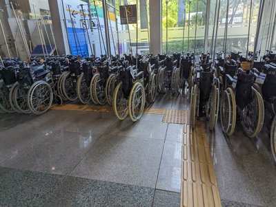 Vežimėliai prie įėjimo į ligoninę