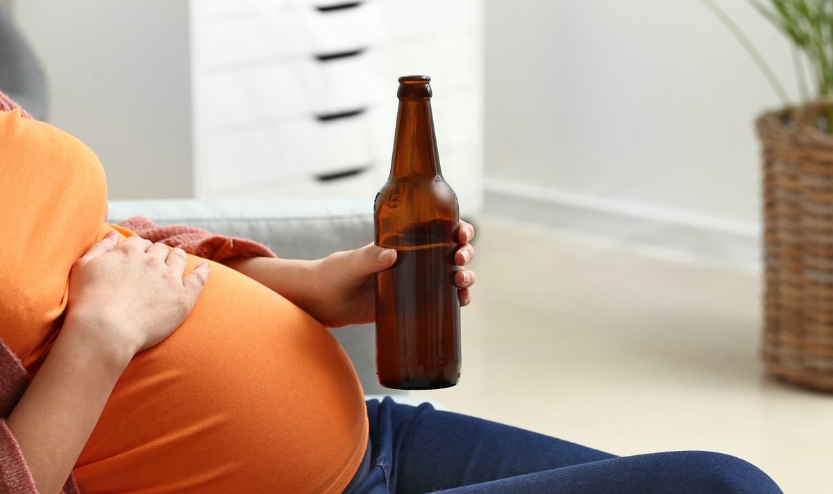 Nėščia moteris geria nealkoholinį gėrimą