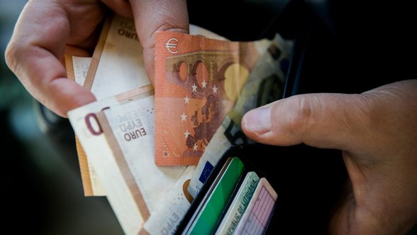 Estijos vyriausybė patvirtino 540 eurų minimalų darbo užmokestį