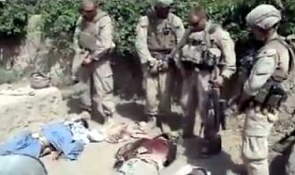 JAV jūrų pėstininkams teks atsakyti dėl šlapinimosi ant Talibano kovotojų lavonų
