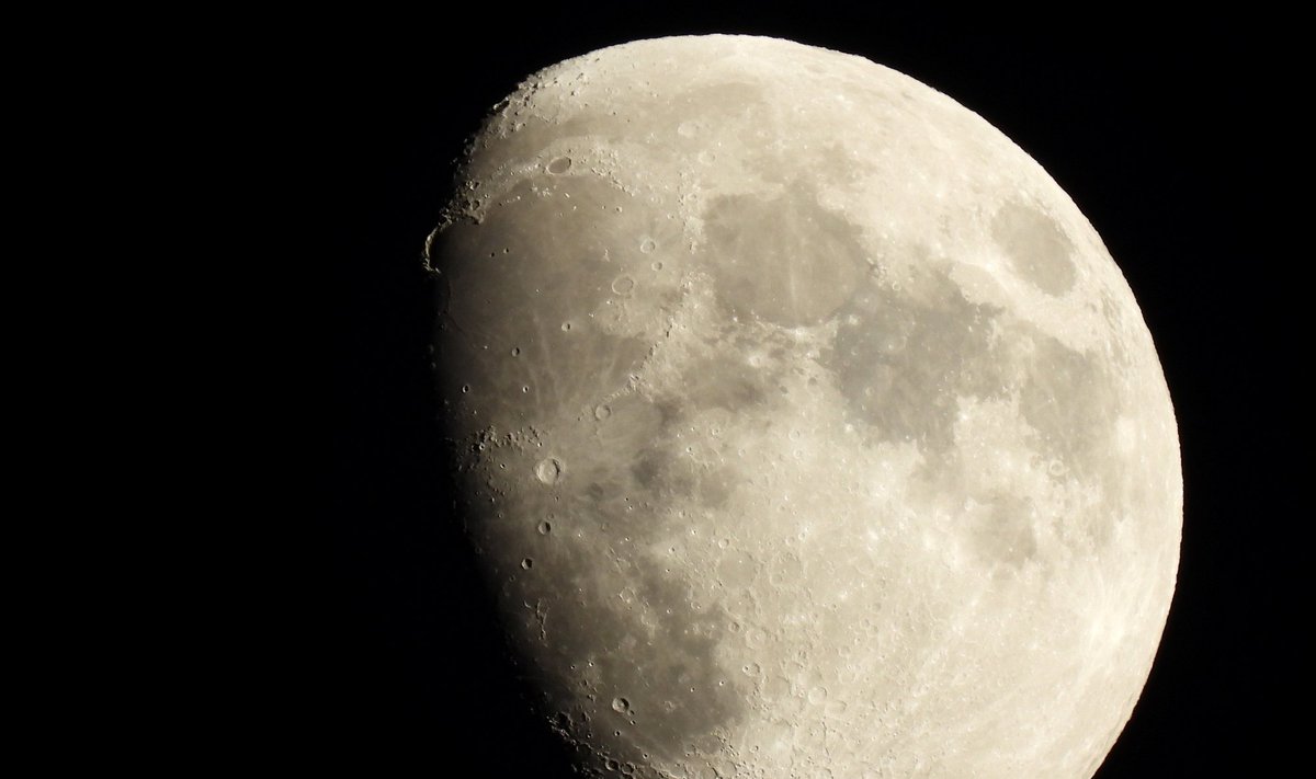 Mėnulio paviršiuje yra pakankamai deguonies, tačiau jis kietos, o ne dujinės formos.