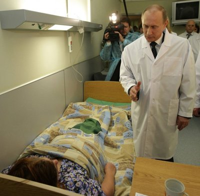 Vladimiras Putinas lanko Maskvos metro sprogdinimų aukas ligoninėje