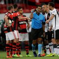 Brazilijoje teisėjas suvadino, kad futbolininkas jį užpuolė ir išvijo iš aikštės