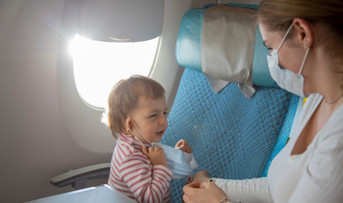 Vaikas su kauke lėktuve