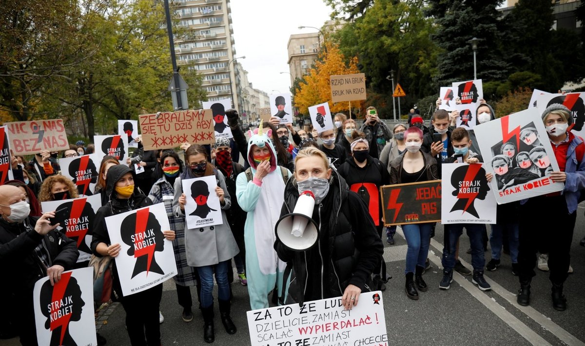 Lenkijos sostinėje rengiama didžiulė demonstracija prieš griežtesnę abortų tvarką