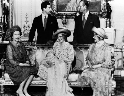 Vienos garsiausių šeimų idilė: karalienė ELIZABETH II, princesė DIANA su tik gimusius princu Williamu.
