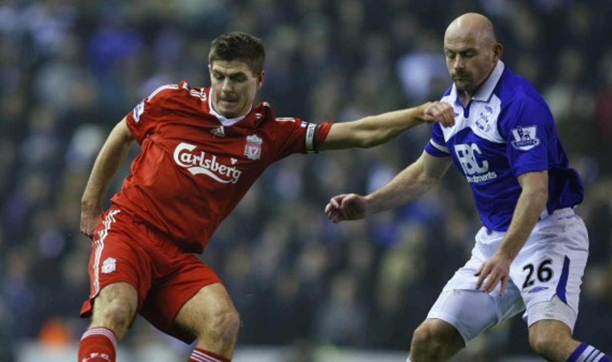 Stevenas Gerrardas ("Liverpool") kovoja su Lee Carsley ("Birmingham")