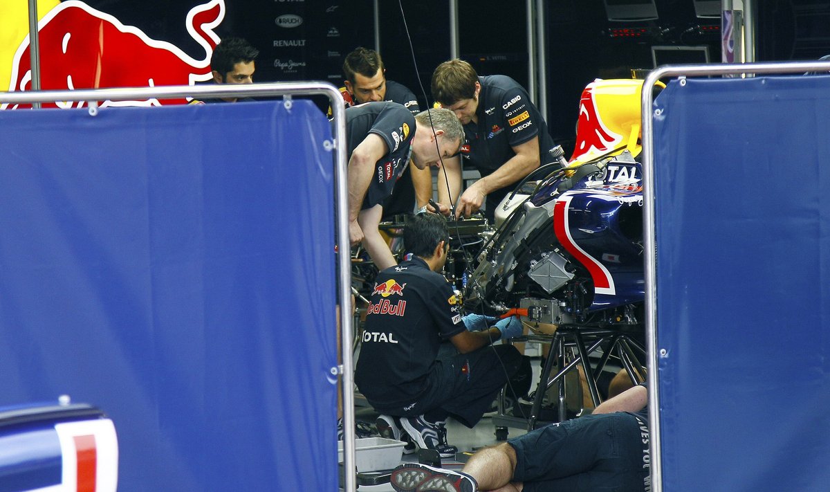 "Red Bull" komandos inžinieriai dirba prie automobilio variklio 