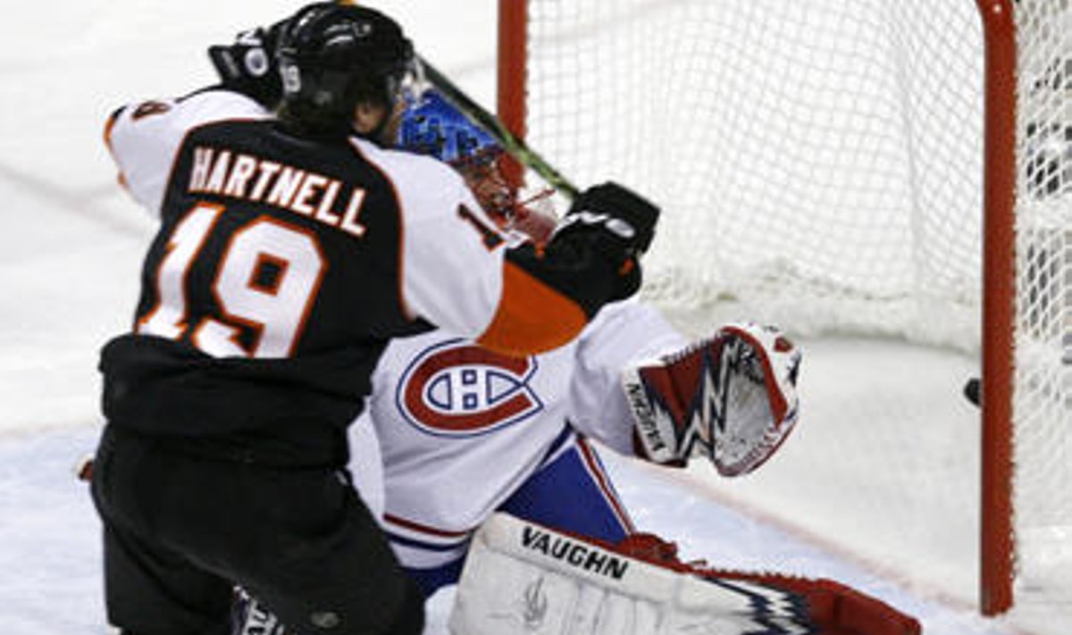 Scott Hartnell ("Flyers") muša įvartį į Jaroslavo Halako ("Canadiens") vartus 