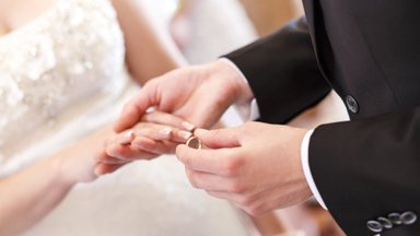 Kiek dėti į vestuvių vokelį: be 100 eurų geriau šventėje nesirodyti?