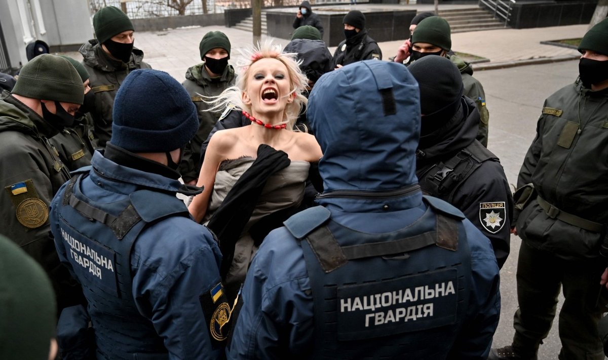 „Femen“ aktyvistė surengė protestą prie Ukrainos prezidentūros