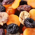 Džiovinti vaisiai: razinos iš dujų kameros, sieros dioksidu rūkyti abrikosai