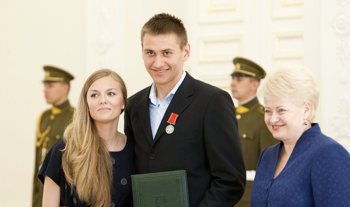 E.Ulanovas su drauge atsiėmė apdovanojimą iš D.Grybauskaitės rankų