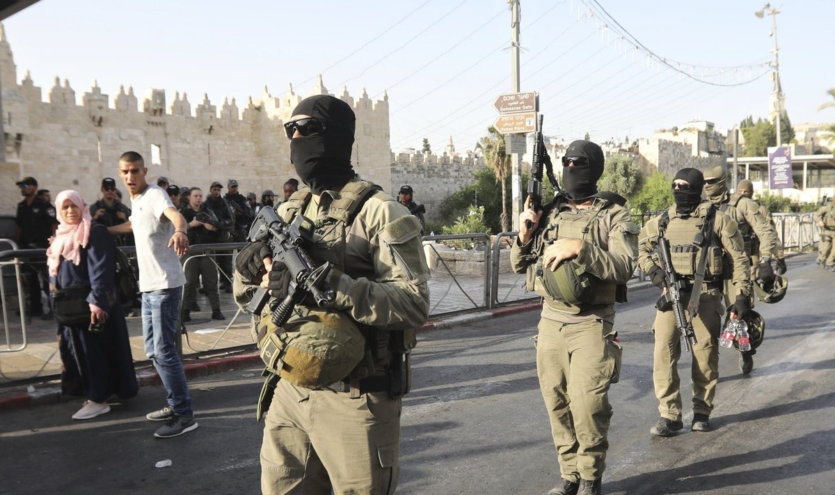 Jeruzalėje palestinietis peiliu sužeidė du izraeliečius