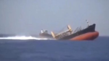 Ar vaizdo įraše nufilmuotas skęstantis Jemeno husių užpultas Didžiosios Britanijos laivas?