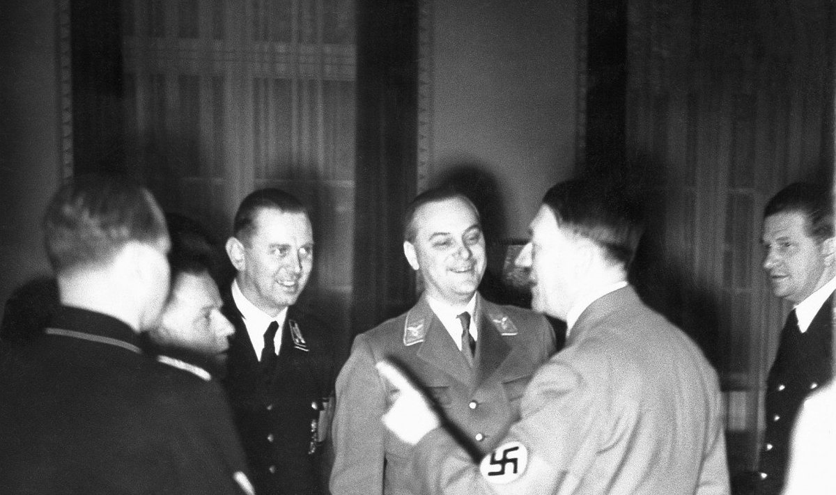 Rosenbergas per savo 45-ąjį gimtadienį priima Hitlerį savo namuose, Berlyno Dalemo rajone // SZ Photo/Scherl / The Image Works nuotr.