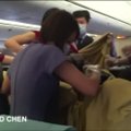 Vaizdo įraše užfiksuota, kaip lėktuve pagimdė moteris