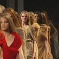 Per Libano dizainerio šou Paryžiuje modeliai klupo ir krito ant podiumo