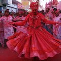 Indijoje švenčiama mitologinė pavasario šventė