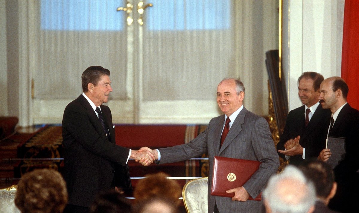 Ronaldas Reaganas ir Michailas Gorbačiovas