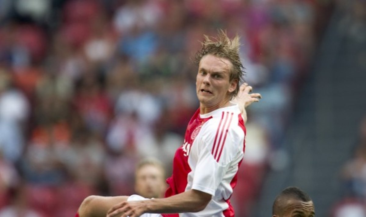 Siemas de Jongas ("Ajax", viršuje) kovoja su  Ryanu Bertrandu ("Chelsea") 