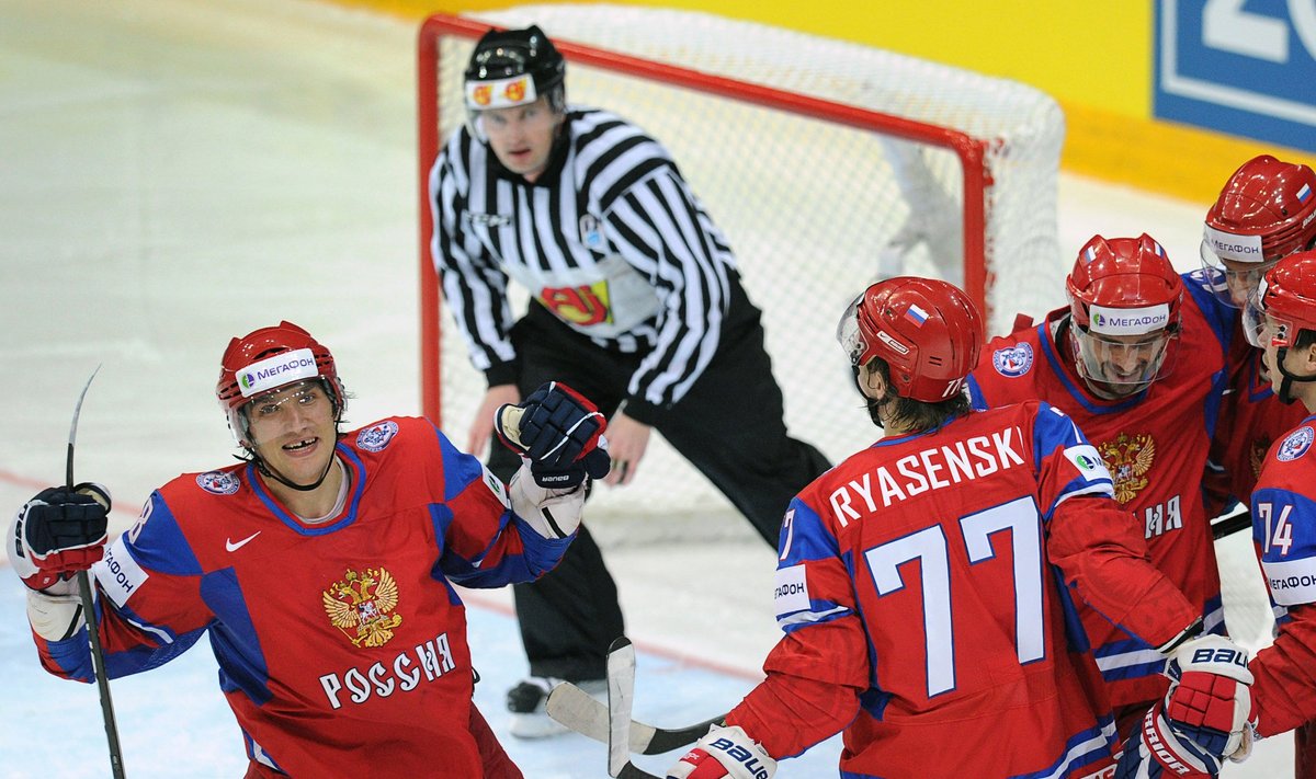 Rusijos ledo ritulininkai užtikrintai triumfavo pasaulio čempionate