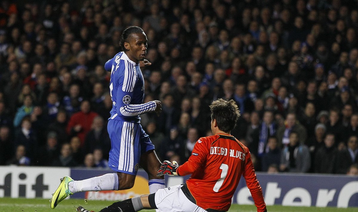 Didier Drogba ("Chelsea") muša įvartį į Diego Alveso ("Valencia")  ginamus vartus 