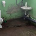 Vaizdas Plungės autobusų stoties tualete pašiurpino: ant durų nerado net kabliuko