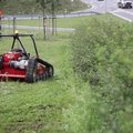 Vilniuje žolę šienauja neeilinė technika
