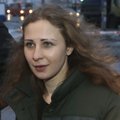 „Pussy Riot“ lyderė iš Rusijos pabėgo persirengusi kurjerio uniforma