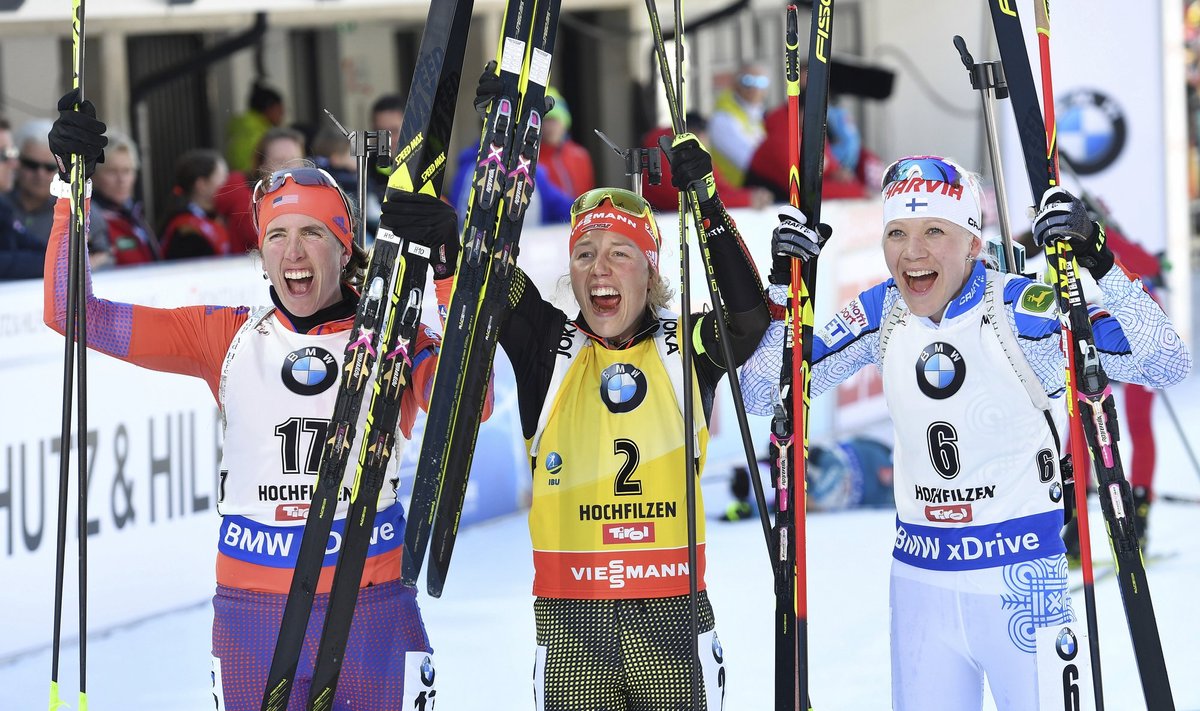 Viduryje – nugalėtoja Laura Dahlmeier, kairėje amerikietė Susan Dunklee, dešinėje - suomė Kaisa Makarainen.