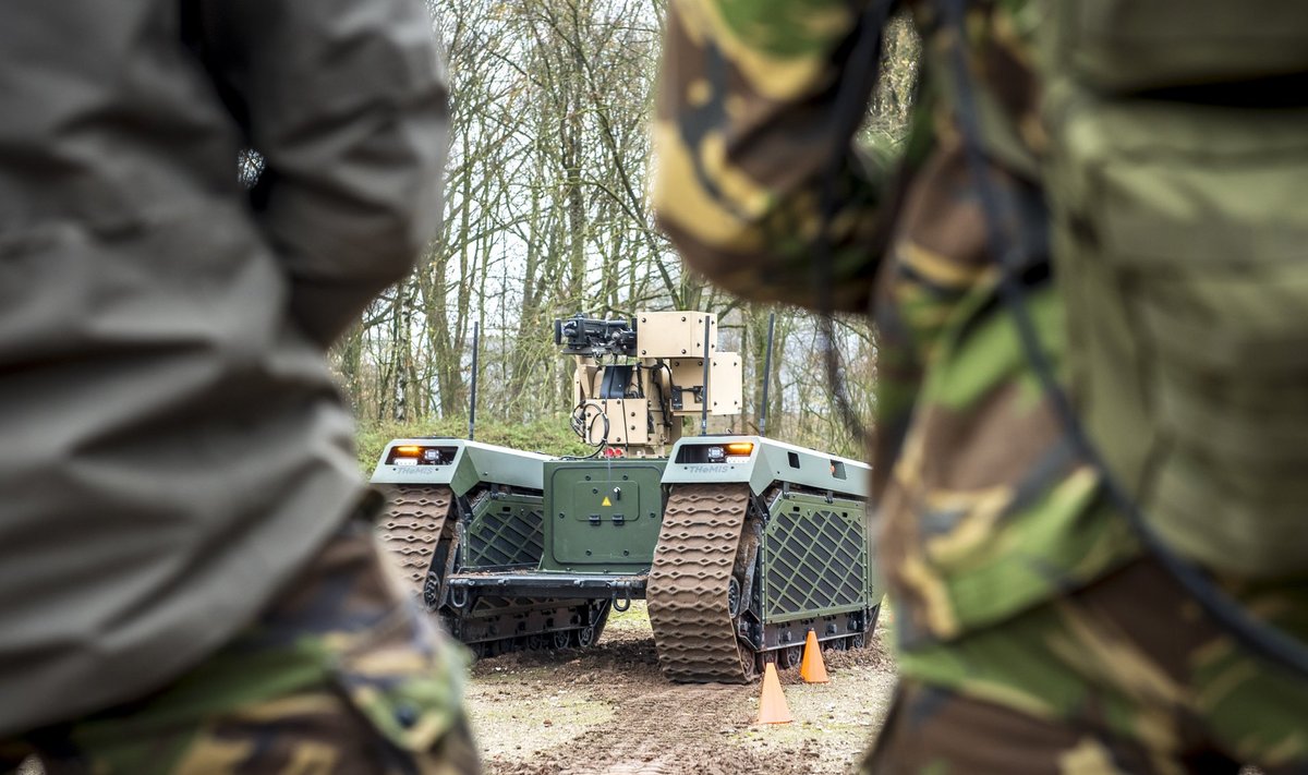 Nyderlandų armijos kariai mokomi valdyti „Milrem Robotics“ THeMIS droną, ginkluotą 50 kalibro kulkosvaidžiu