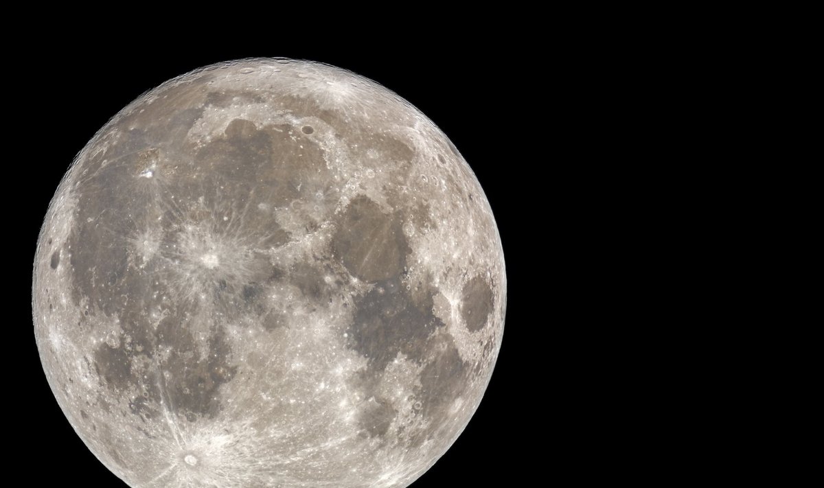 Mėnulio paviršiuje yra pakankamai deguonies, tačiau jis kietos, o ne dujinės formos.