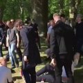 Londono parke protestuotojai užsipuolė iškylautojus