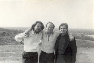 Ramūnas Katilius, Josifas Brodskis, Tomas Venclova. Apie 1967 m.  Nuotrauka iš Neringos Jonušaitės knygos „Neringos kavinė: sugrįžimas į legendą“. 