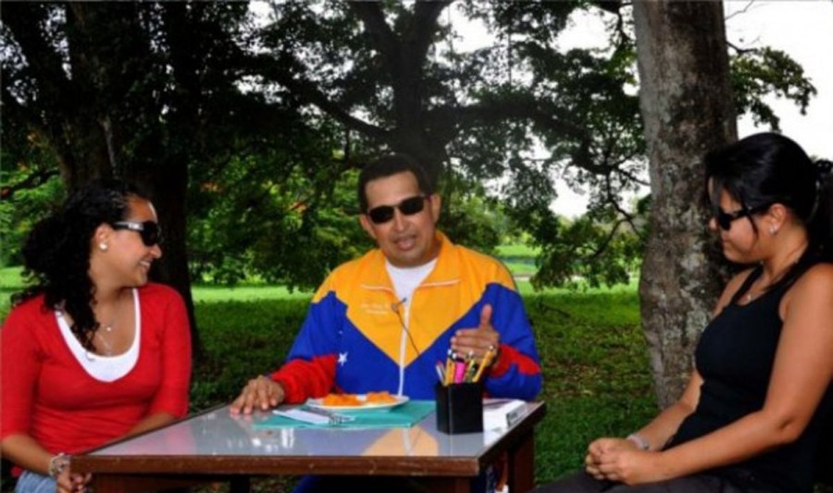 Hugo Chavezas su dukromis